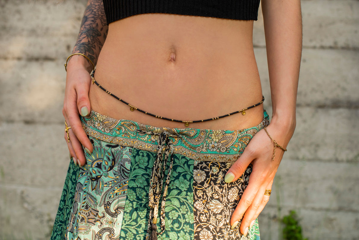 Bauchkette mit schwarzen Perlen und Messingspiralen, Hüftkette, Bauchschmuck