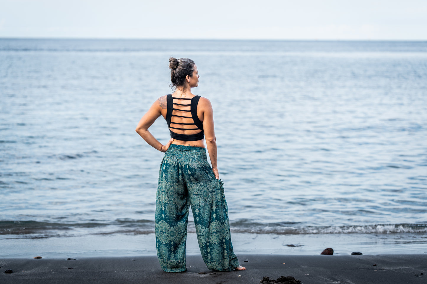 Airy harem pants with a filigree pattern in turquoise