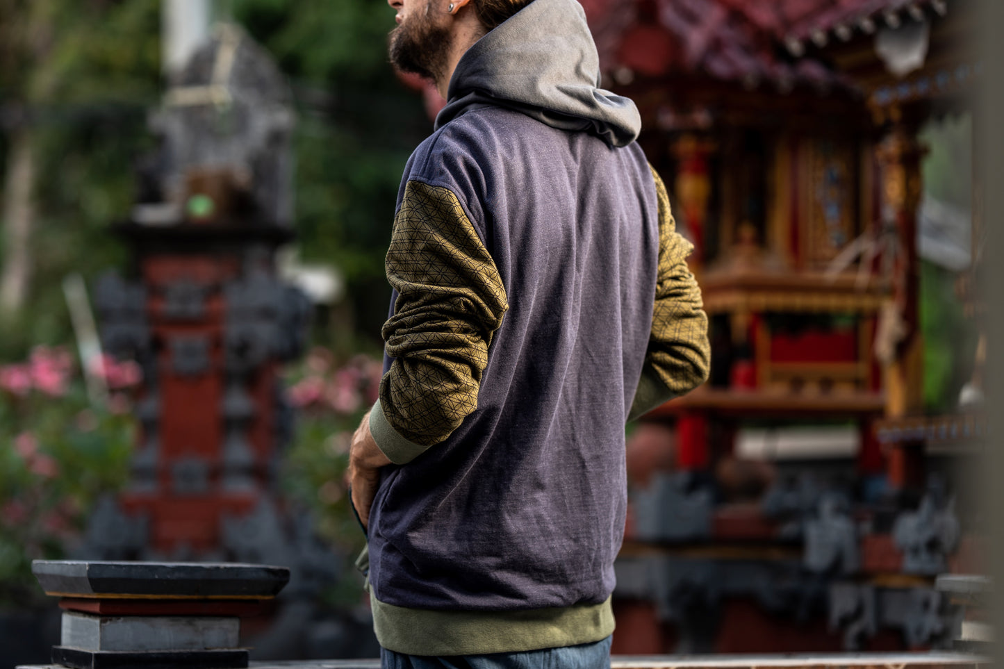 Men's hoodie in olive green with thumbholes