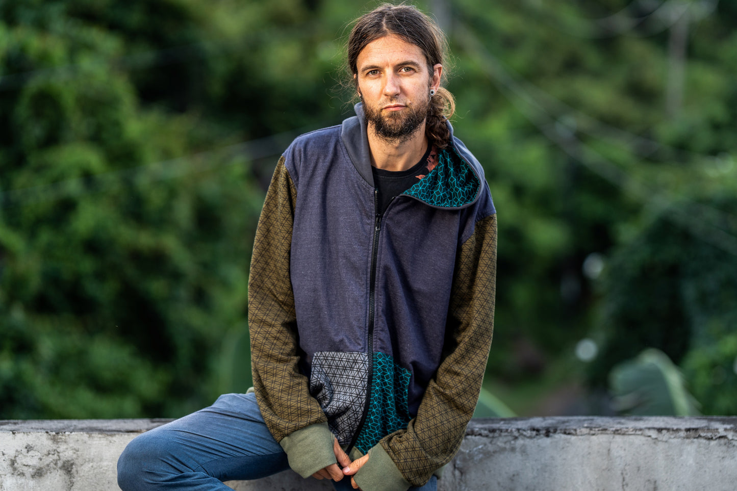 Men's hoodie in olive green with thumbholes