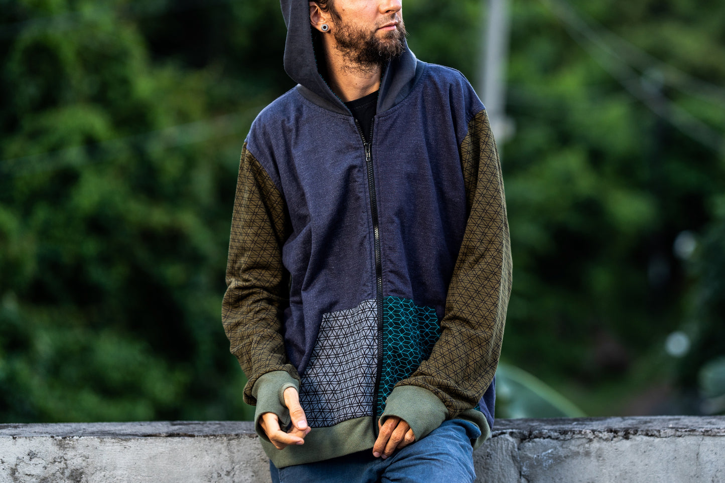 Men's hoodie in olive green with thumbholes