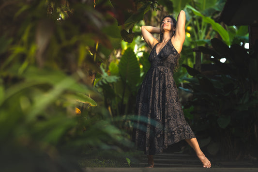 langes ärmelloses Kleid mit V-Ausschnitt in schwarz mit filigranem Muster