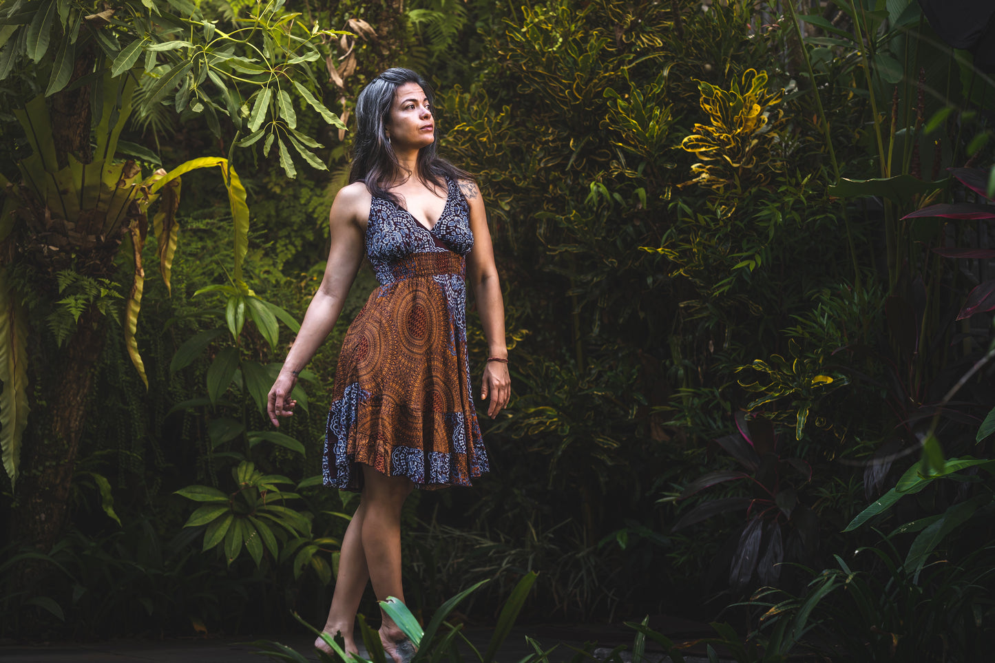 Sleeveless dress with ruffles, kaki green pattern