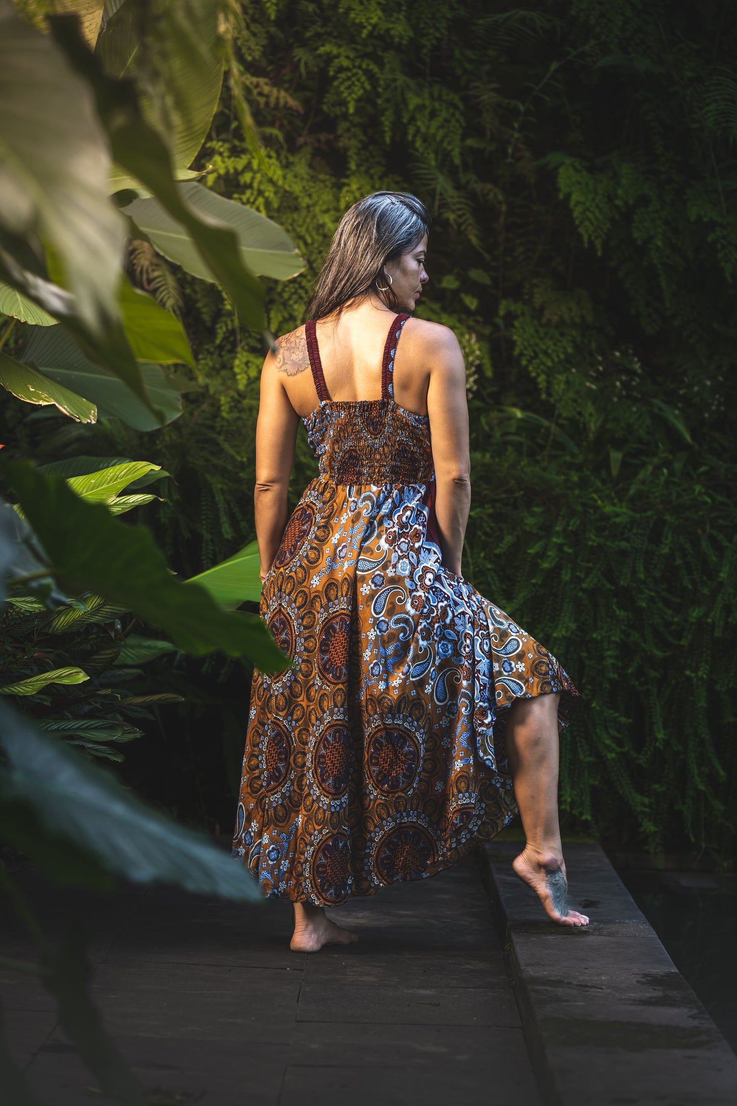 Sleeveless dress with ruffles, kaki green pattern
