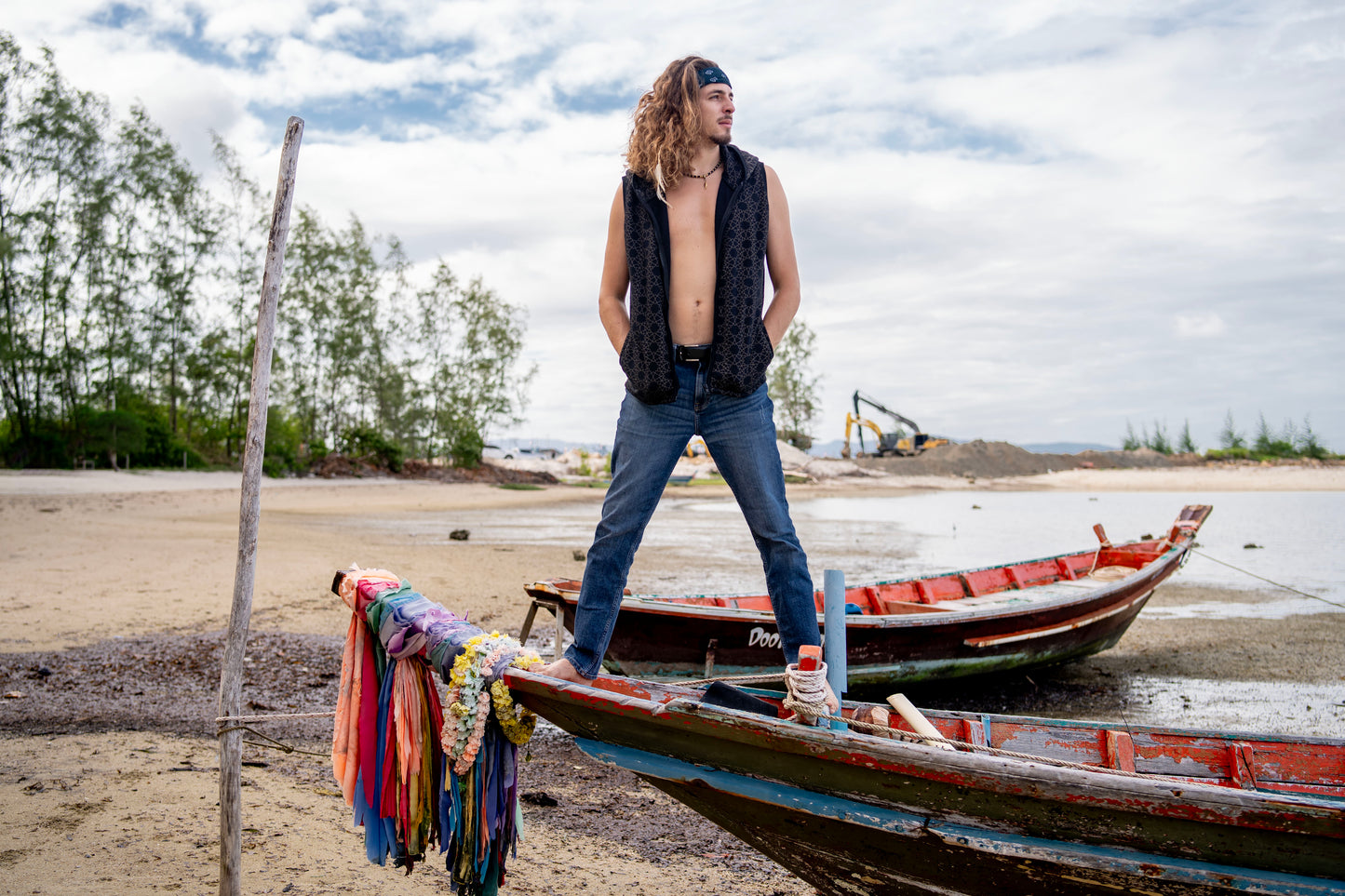 Lined men's hooded vest in black/gray, pattern of the flower of life