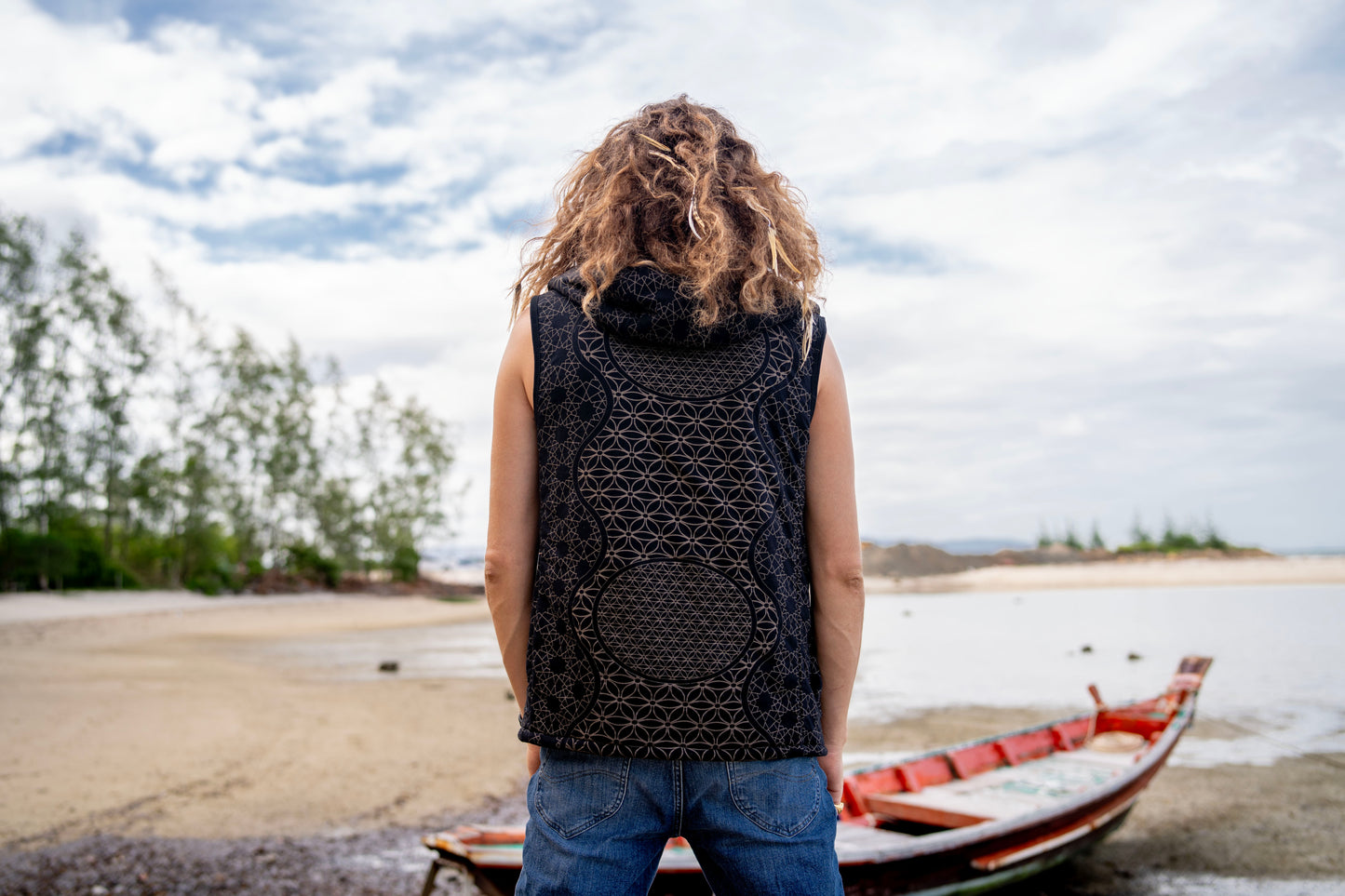 Lined men's hooded vest in black/gray, pattern of the flower of life