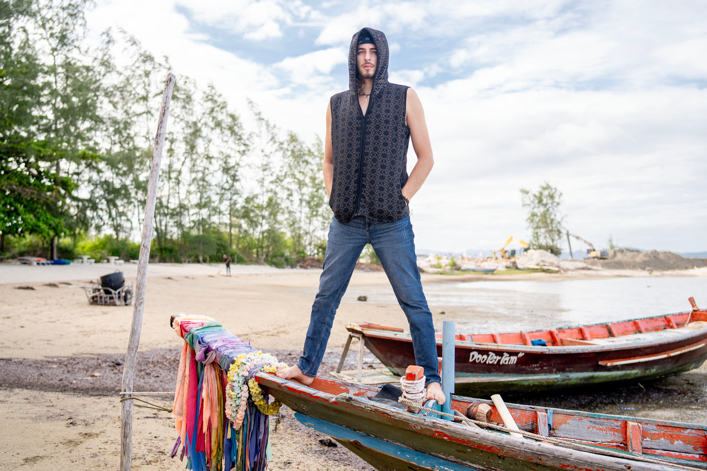 Lined men's hooded vest in black/gray, pattern of the flower of life