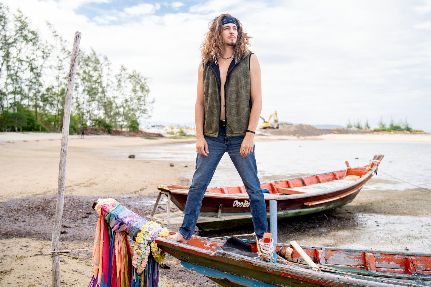 Lined men's hooded vest in olive green/black