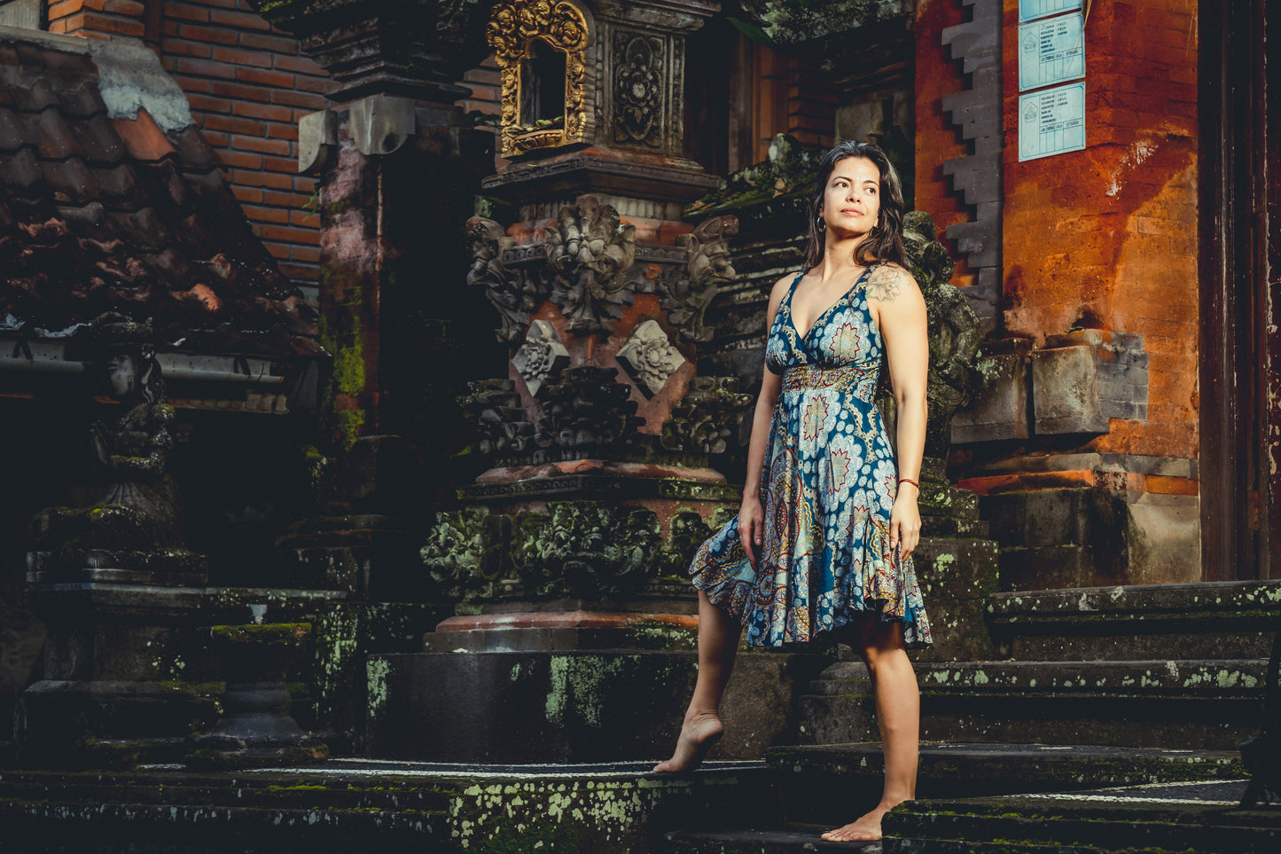 Sleeveless dress with ruffles, kaki green pattern