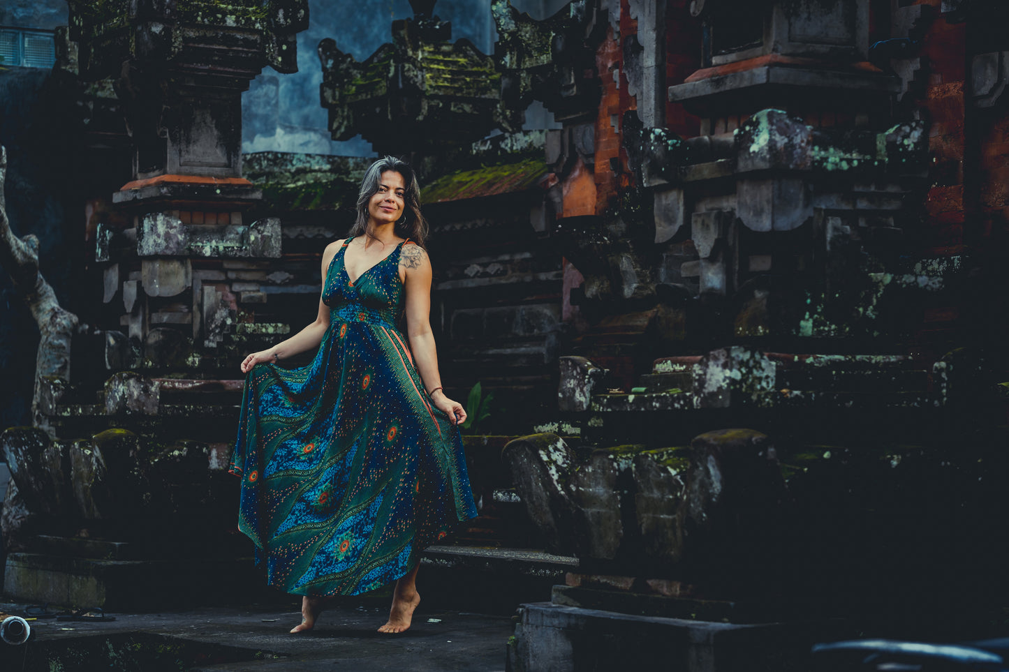 Sleeveless dress with ruffles, kaki green pattern
