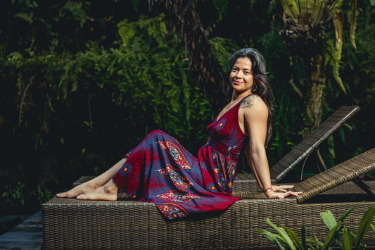 langes ärmelloses Kleid mit V-Ausschnitt in rot blau bunt