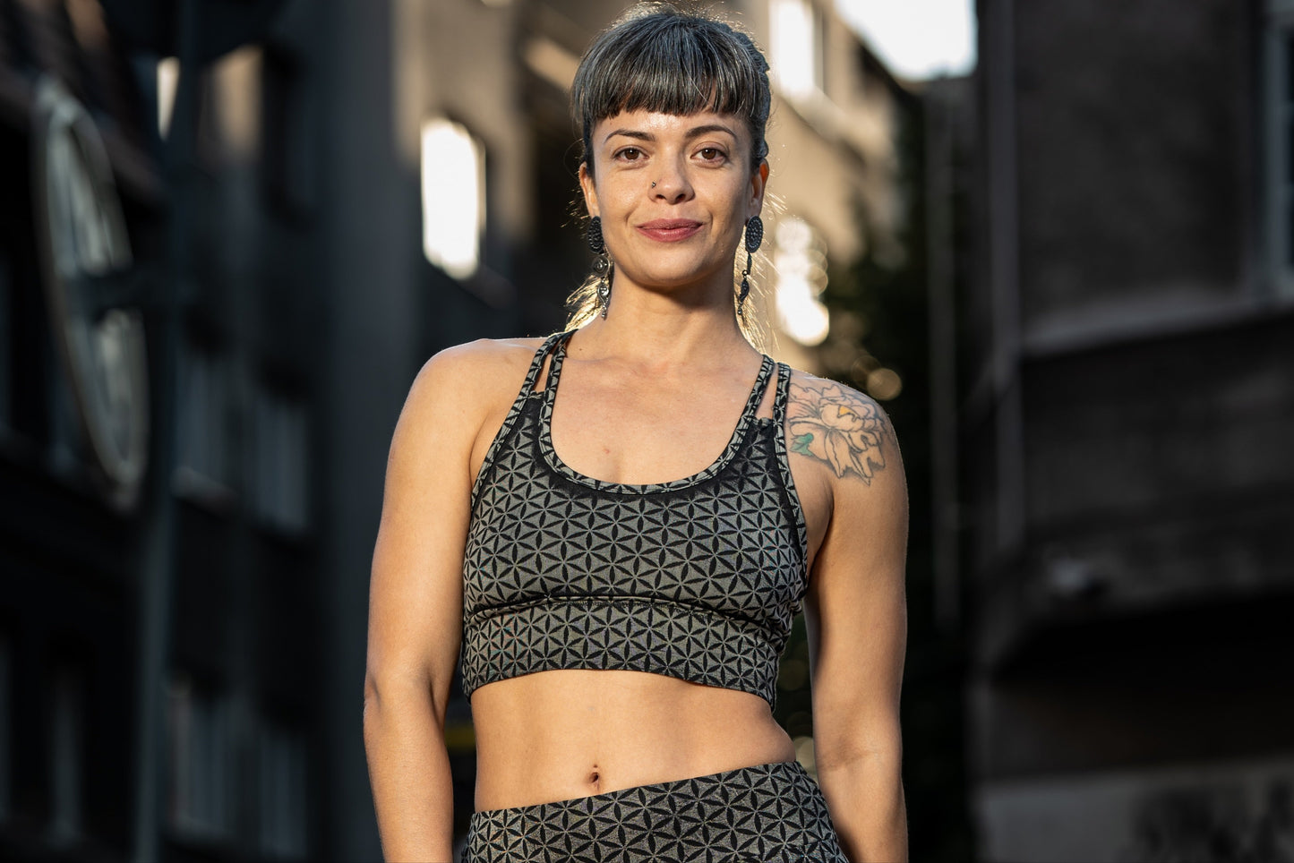 Batik Yoga Top mit dem Muster der Lebensblume in grau schwarz