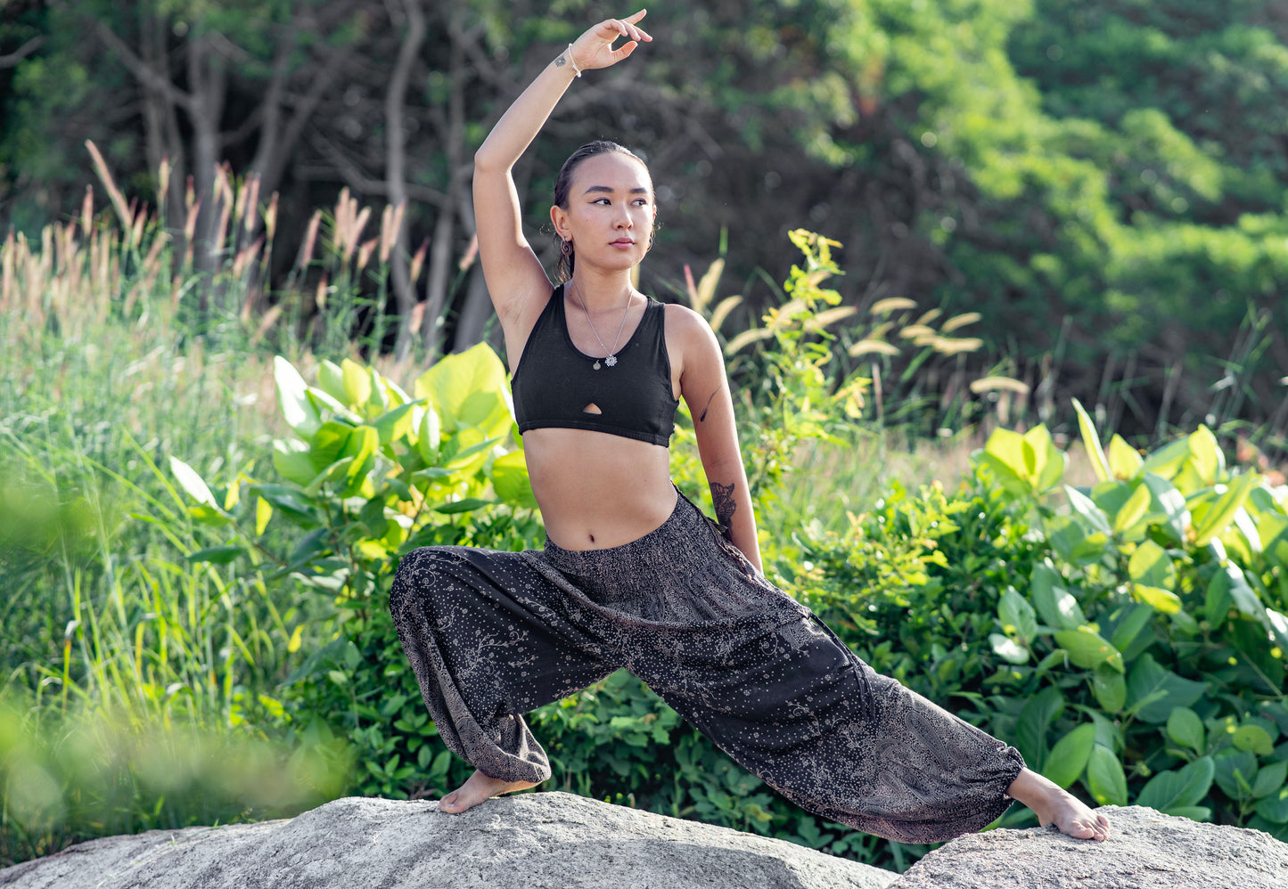 Airy harem pants with a floral pattern in black with pockets