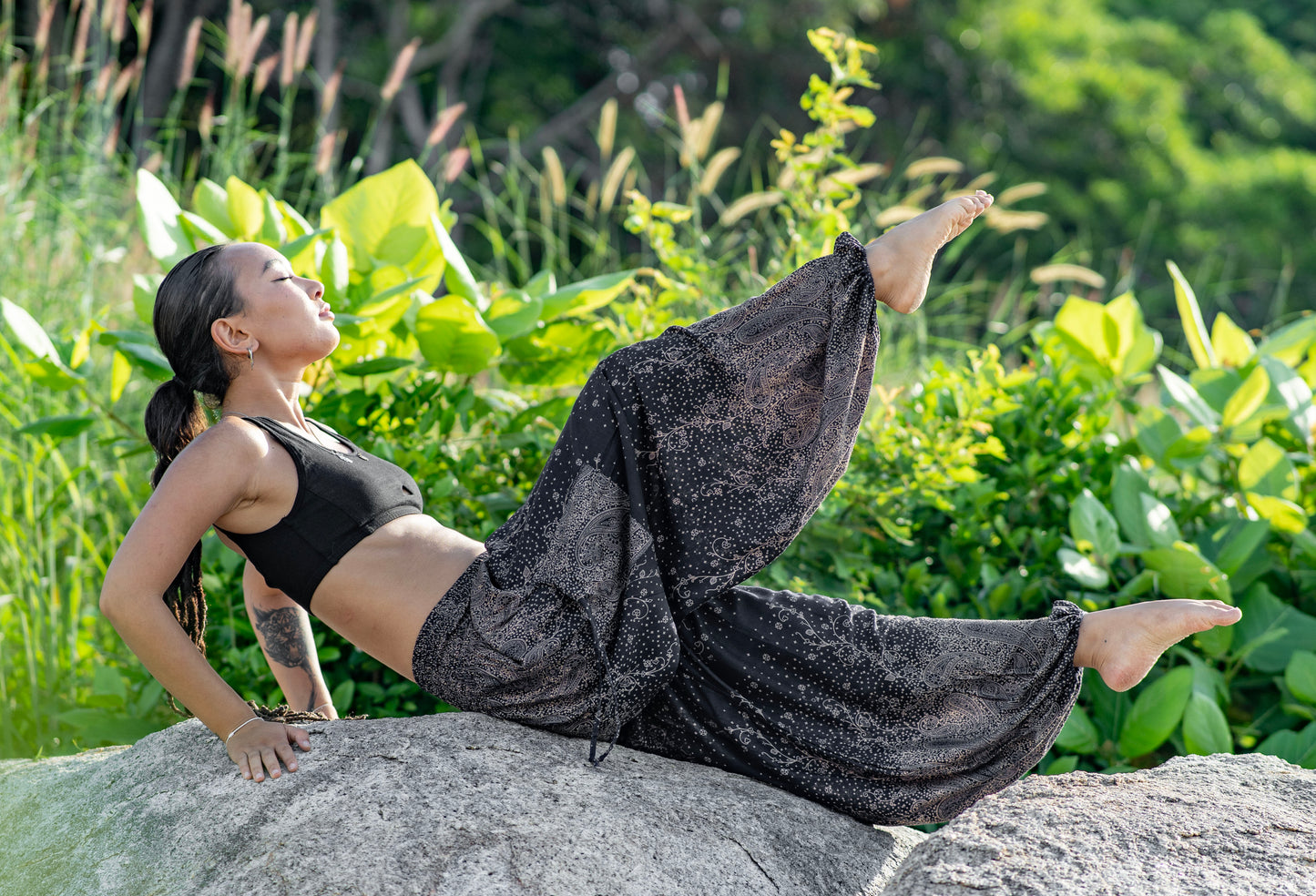 Airy harem pants with a floral pattern in black with pockets