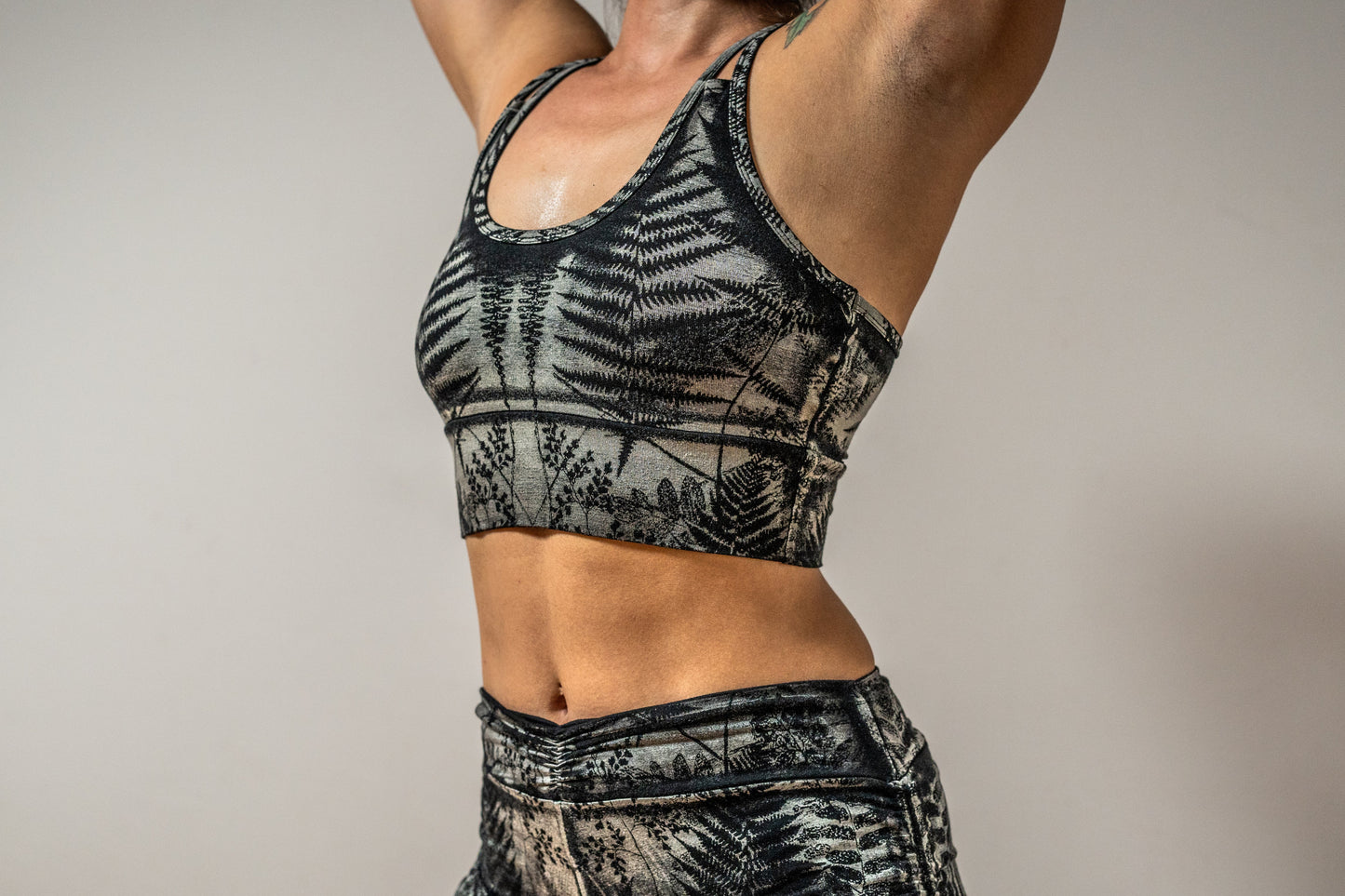 Batik Yoga Top mit floralem Print in grau schwarz