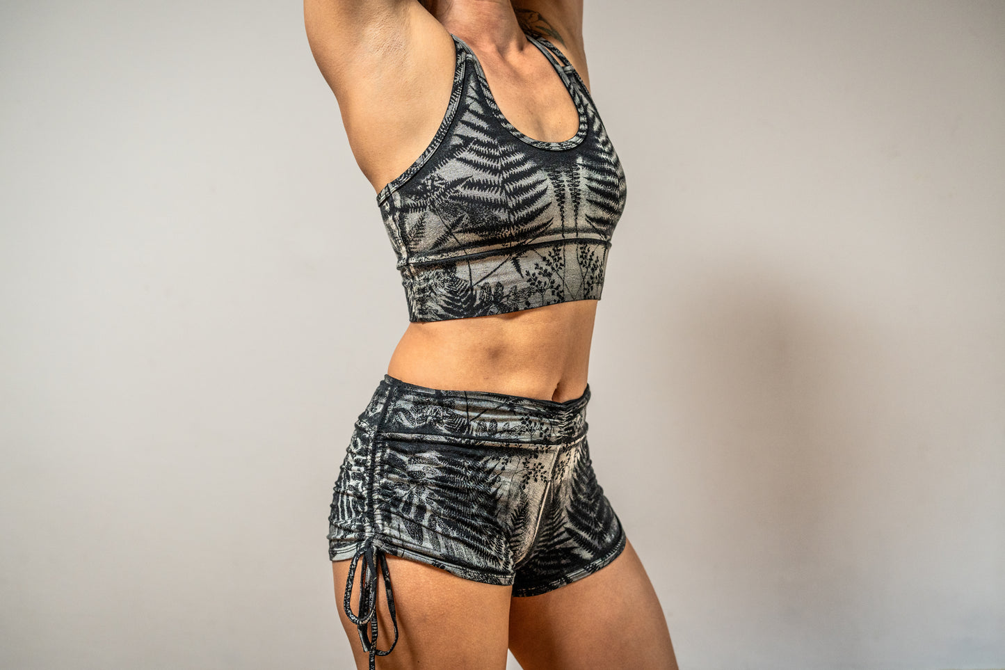 Batik Yoga Top mit floralem Print in grau schwarz