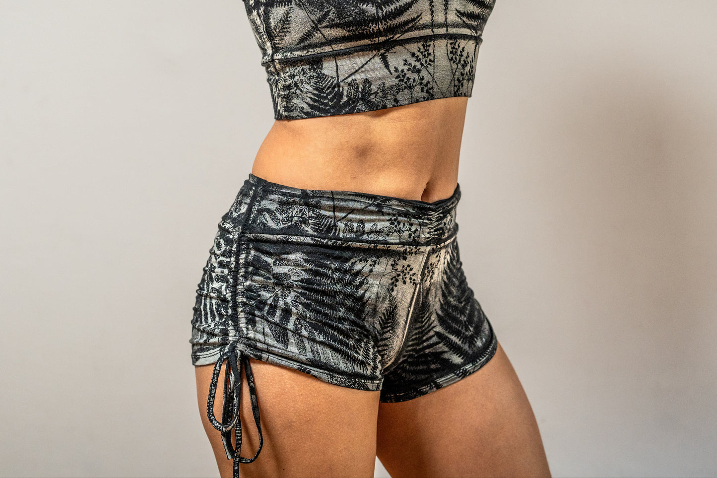 Batik Yoga Shorts mit floralem Print in grau schwarz
