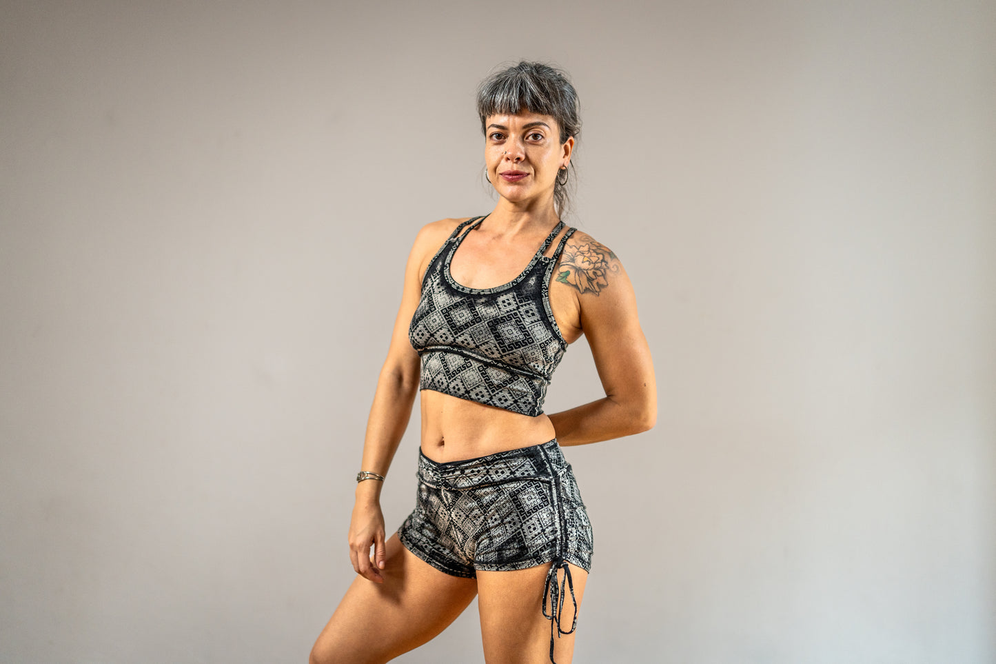 Batik Yoga Shorts mit geometrischem Muster in grau schwarz