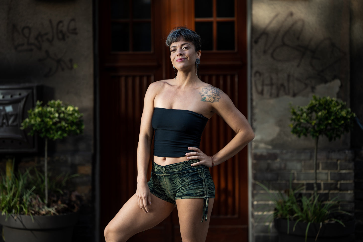Batik Yoga Shorts mit floralem Print in grün beige schwarz