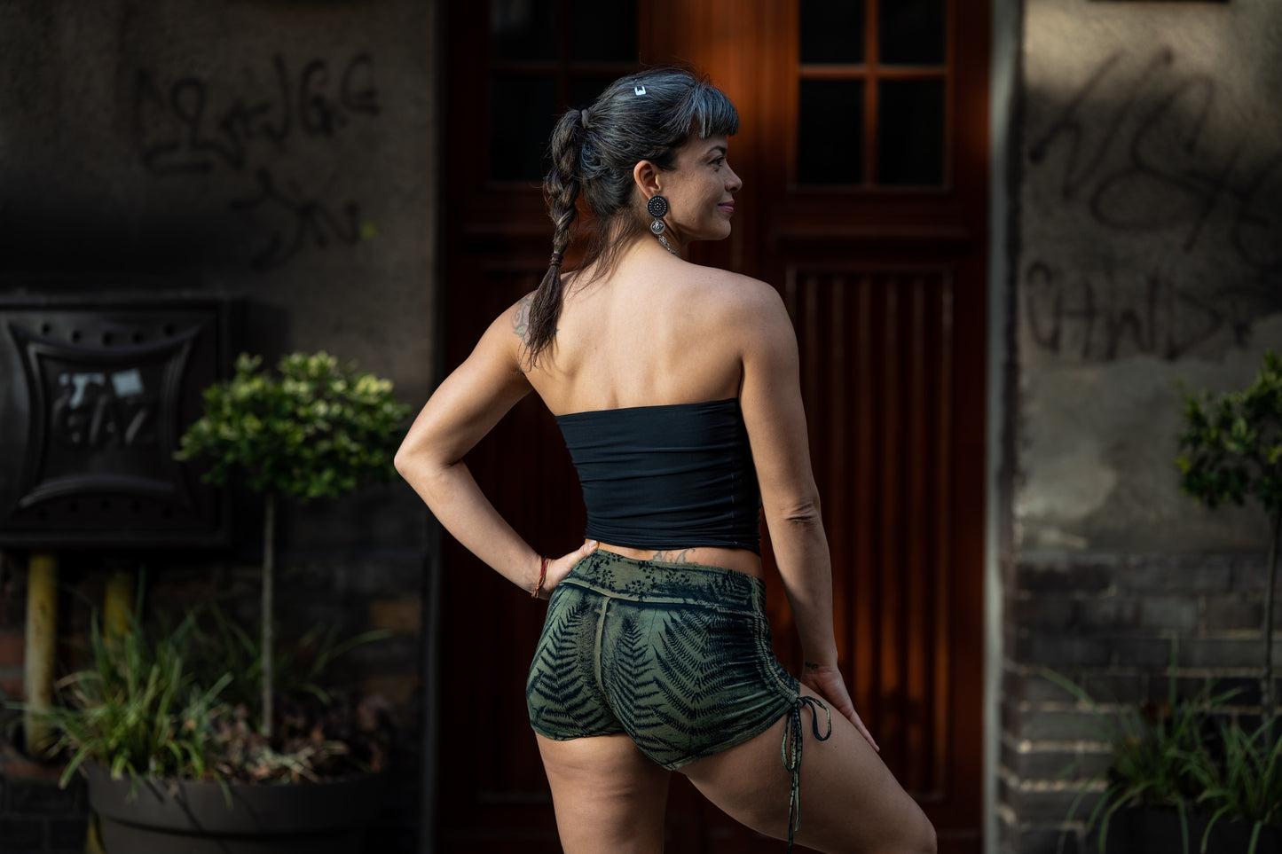 Batik Yoga Shorts mit floralem Print in grün beige schwarz