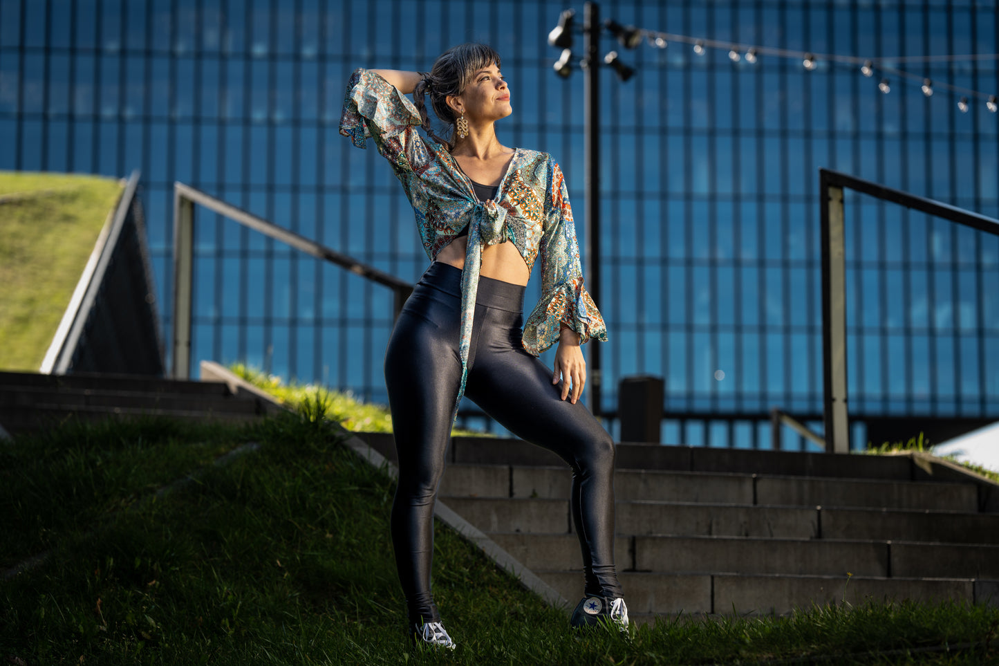 kurzer Kimono zum Binden mit Trompetenärmeln in blau/bunt, Bluse, Sommerbluse, Überwurf