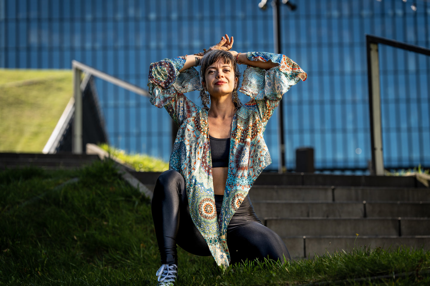 kurzer Kimono zum Binden mit Trompetenärmeln in blau/bunt, Bluse, Sommerbluse, Überwurf