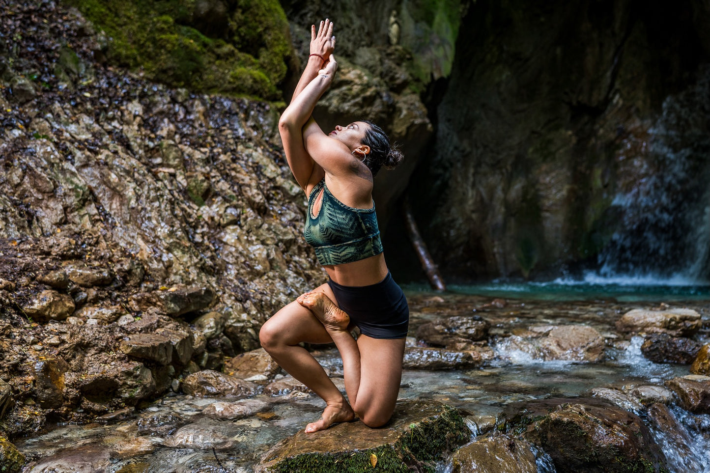Batik Yoga Top mit floralem Print in blau grün