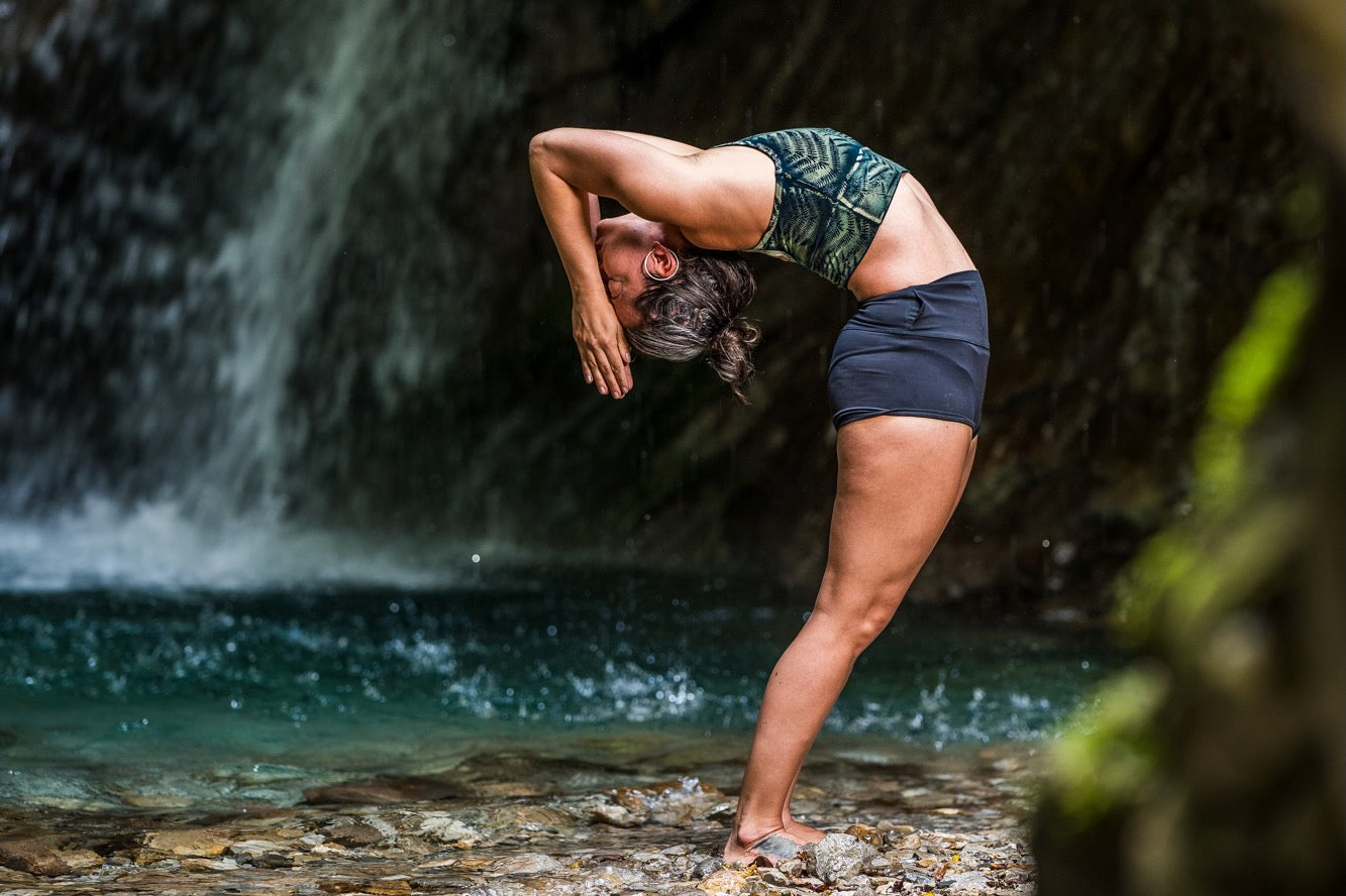 Batik Yoga Top mit floralem Print in blau grün
