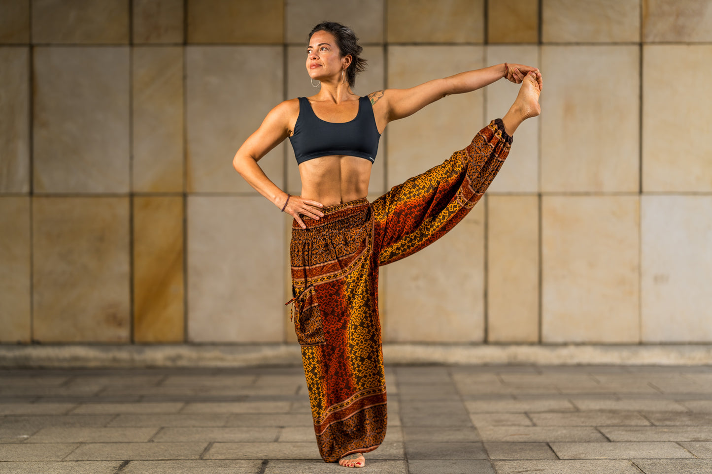 Airy harem pants with a floral pattern in brown with pockets