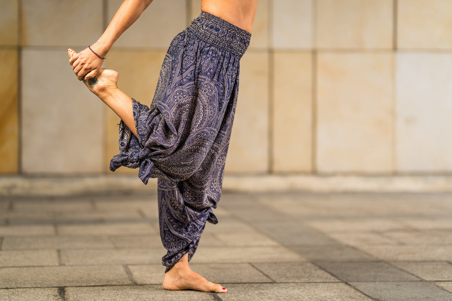 Airy harem pants with a floral pattern in brown with pockets