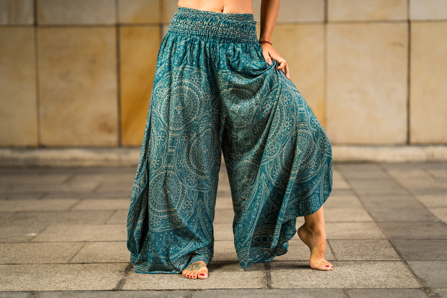 Airy harem pants with a floral pattern in brown with pockets