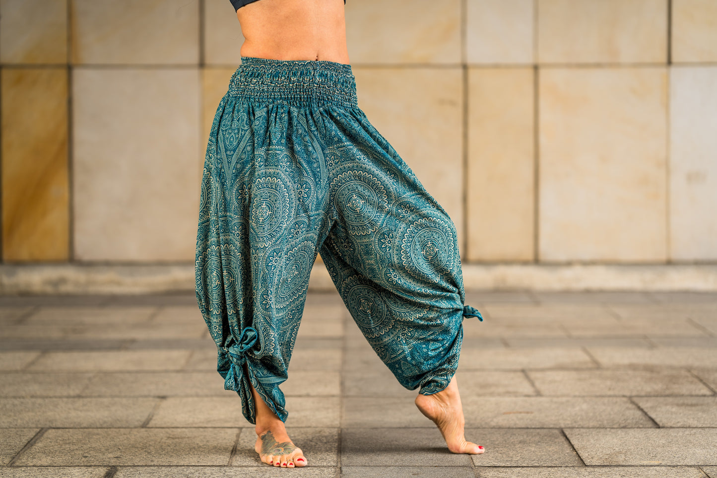 Airy harem pants with a floral pattern in brown with pockets