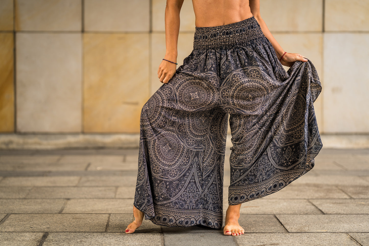 Airy harem pants with a floral pattern in brown with pockets