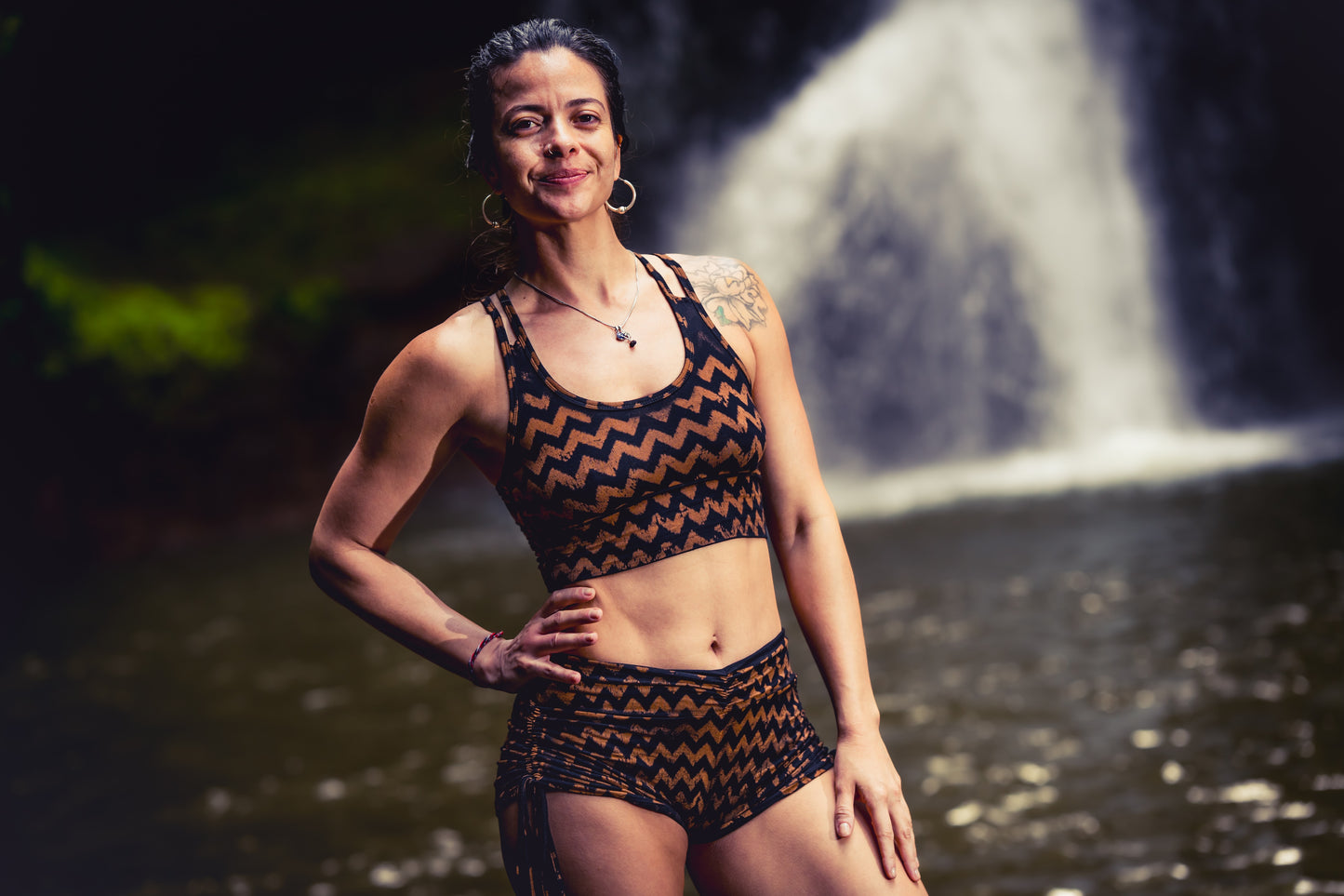 Batik Yoga Shorts mit Zickzack Muster in braun schwarz