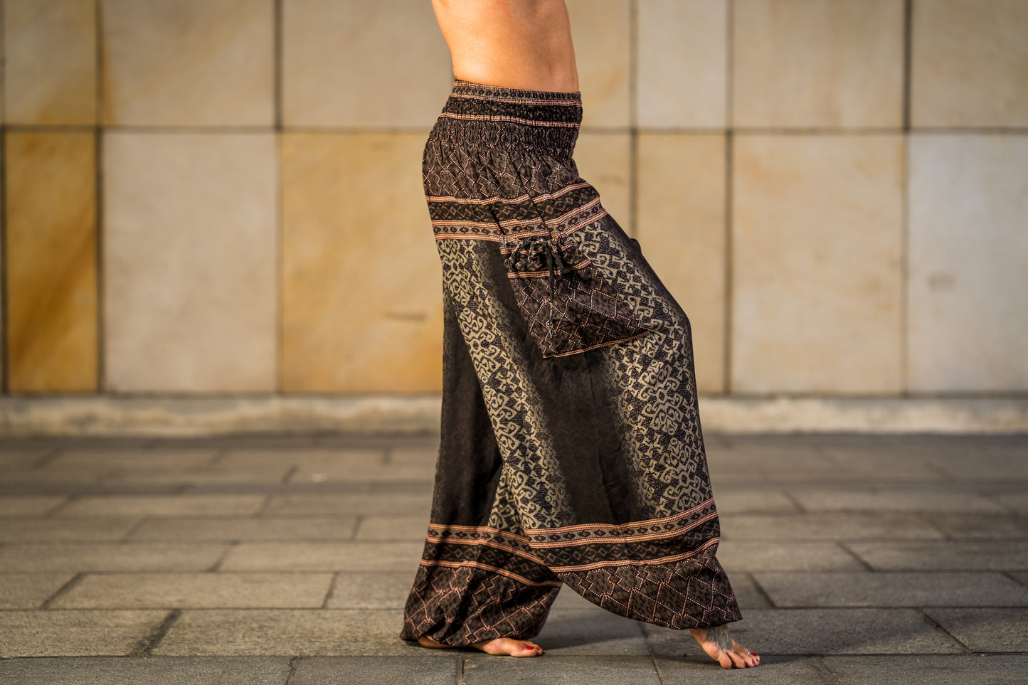Airy harem pants with a floral pattern in brown with pockets