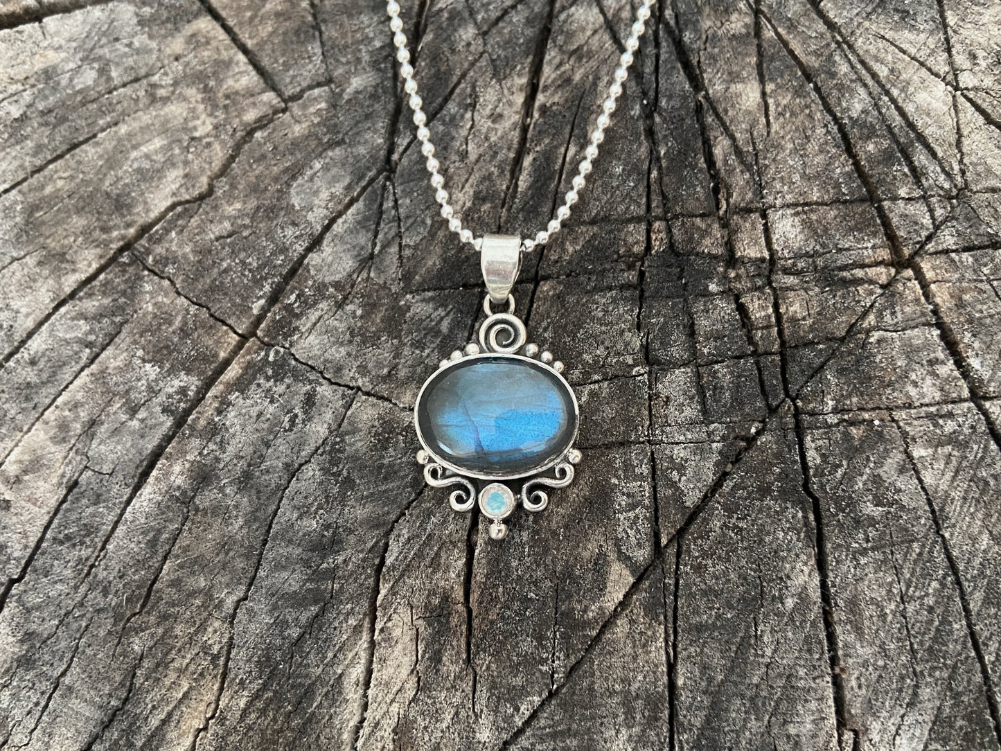 Anhänger mit großem ovalem Stein und Spiralen aus Silber