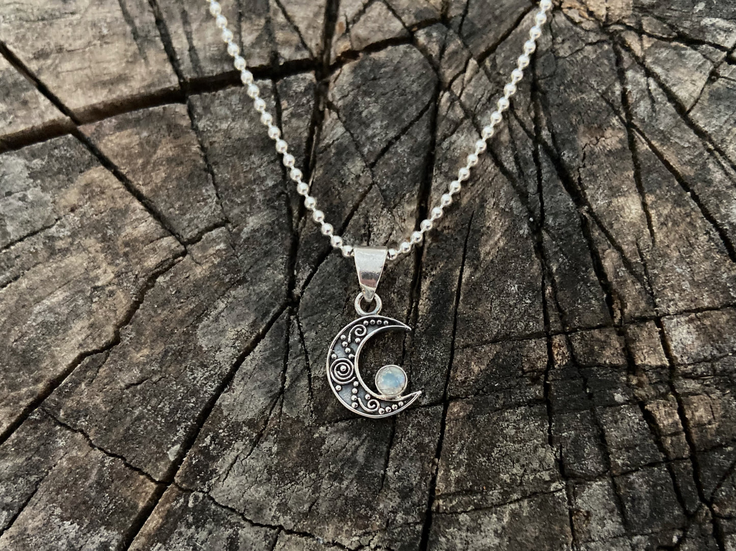 kleiner Mond Anhänger mit Kügelchen Muster und Stein aus Silber, Mondsichel
