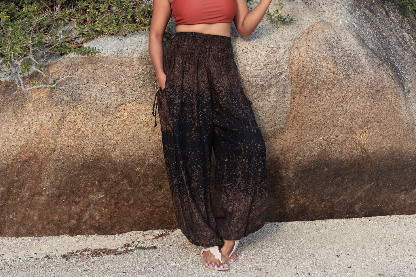 Airy harem pants with a floral pattern in black with pockets
