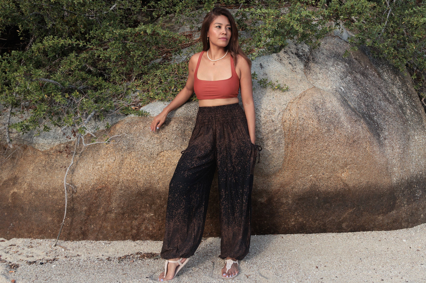 Airy harem pants with a floral pattern in black with pockets