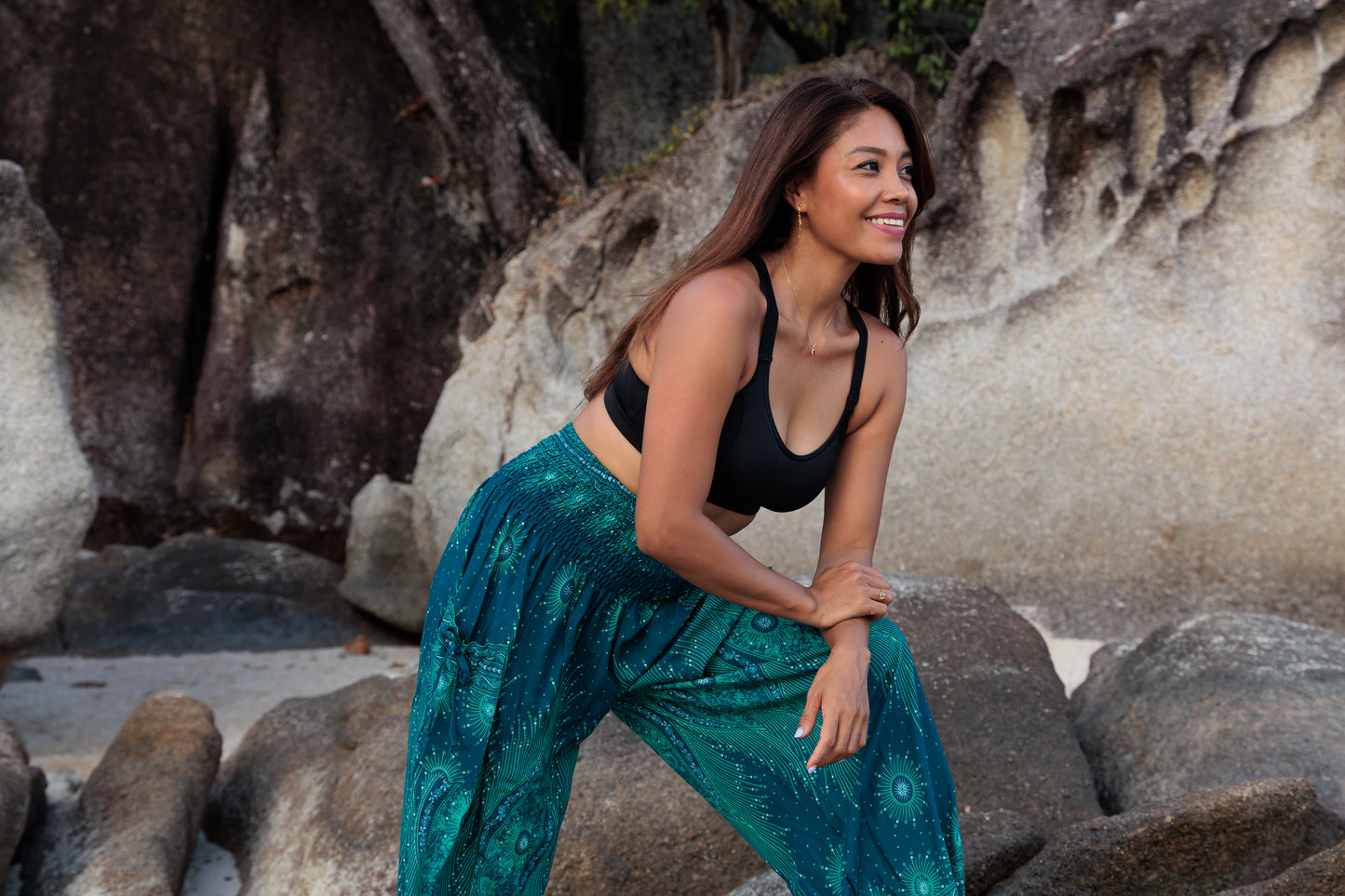 Airy harem pants with a peacock pattern in turquoise