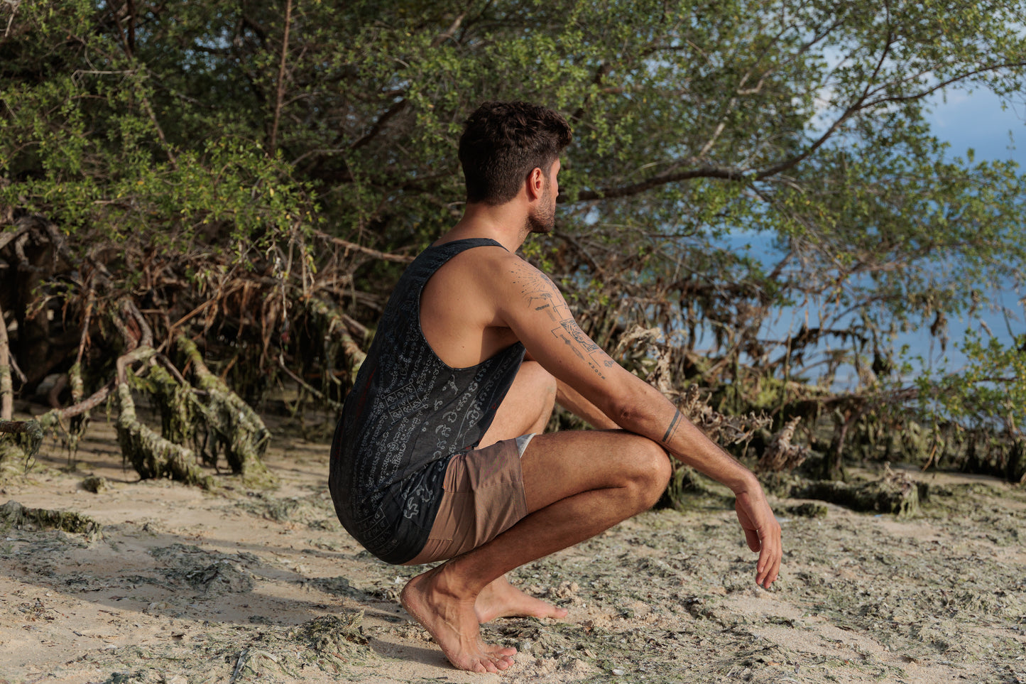 Patterned Sak Yant tank top for men in gray