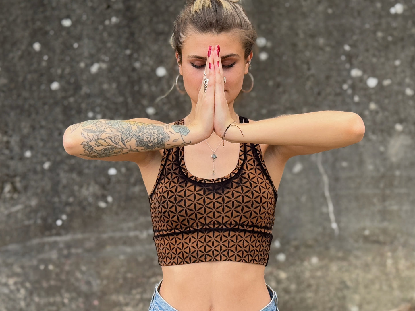 Batik Yoga Top mit dem Muster der Lebensblume in braun schwarz