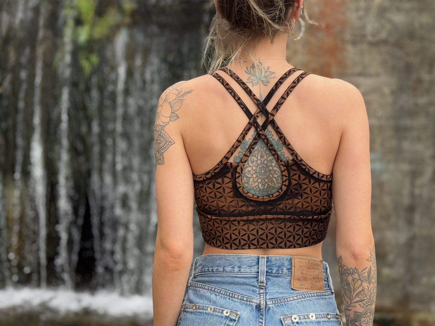 Batik Yoga Top mit dem Muster der Lebensblume in braun schwarz