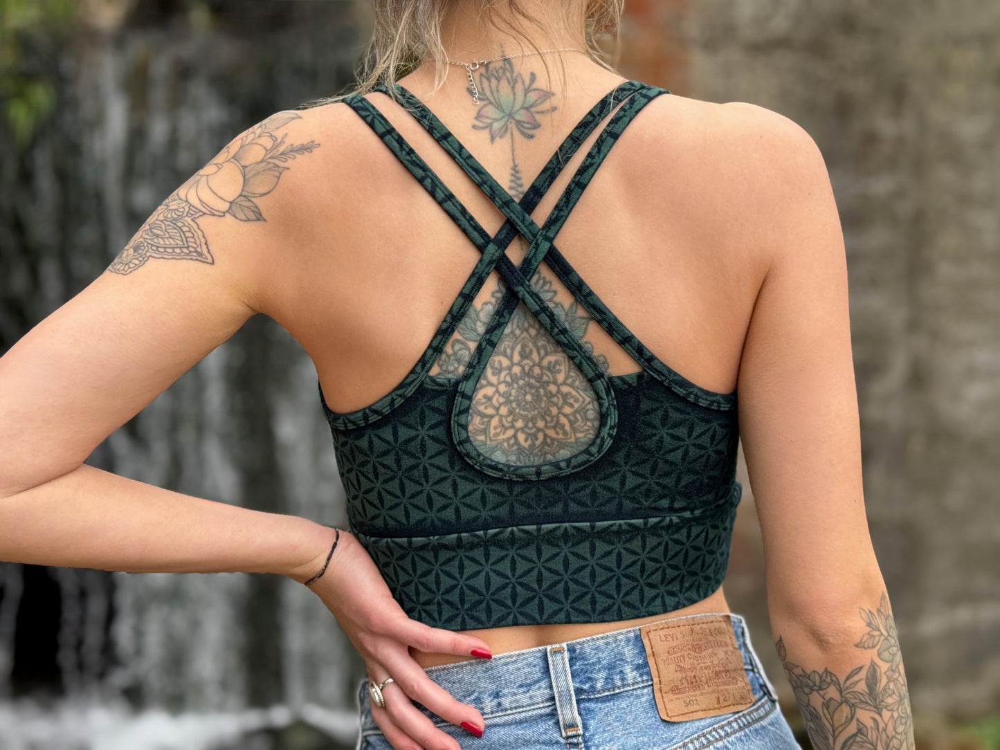 Batik Yoga Top mit dem Muster der Lebensblume in blau schwarz