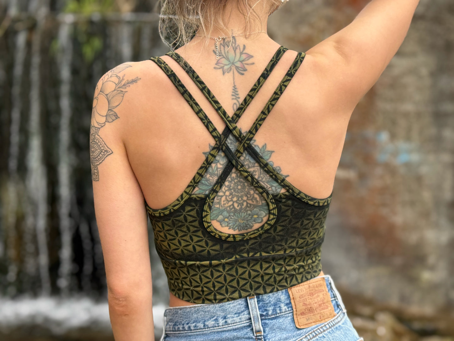 Batik Yoga Top mit dem Muster der Lebensblume in grün schwarz