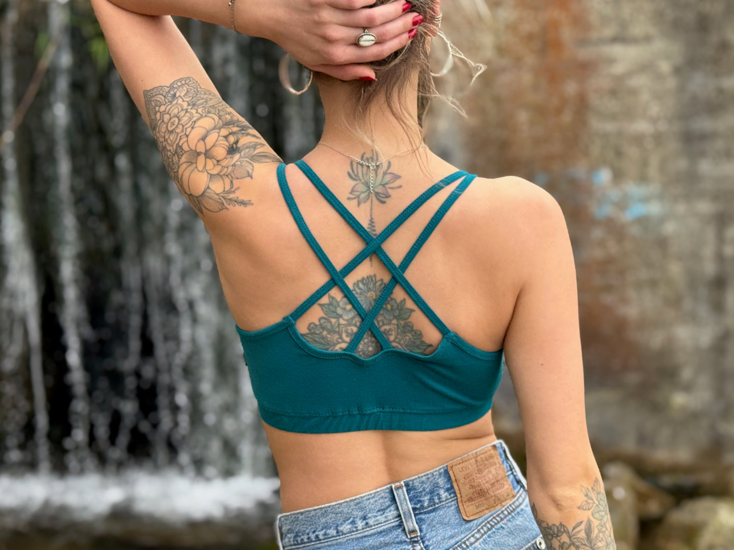 Yoga top with the pattern of the flower of life turquoise/white