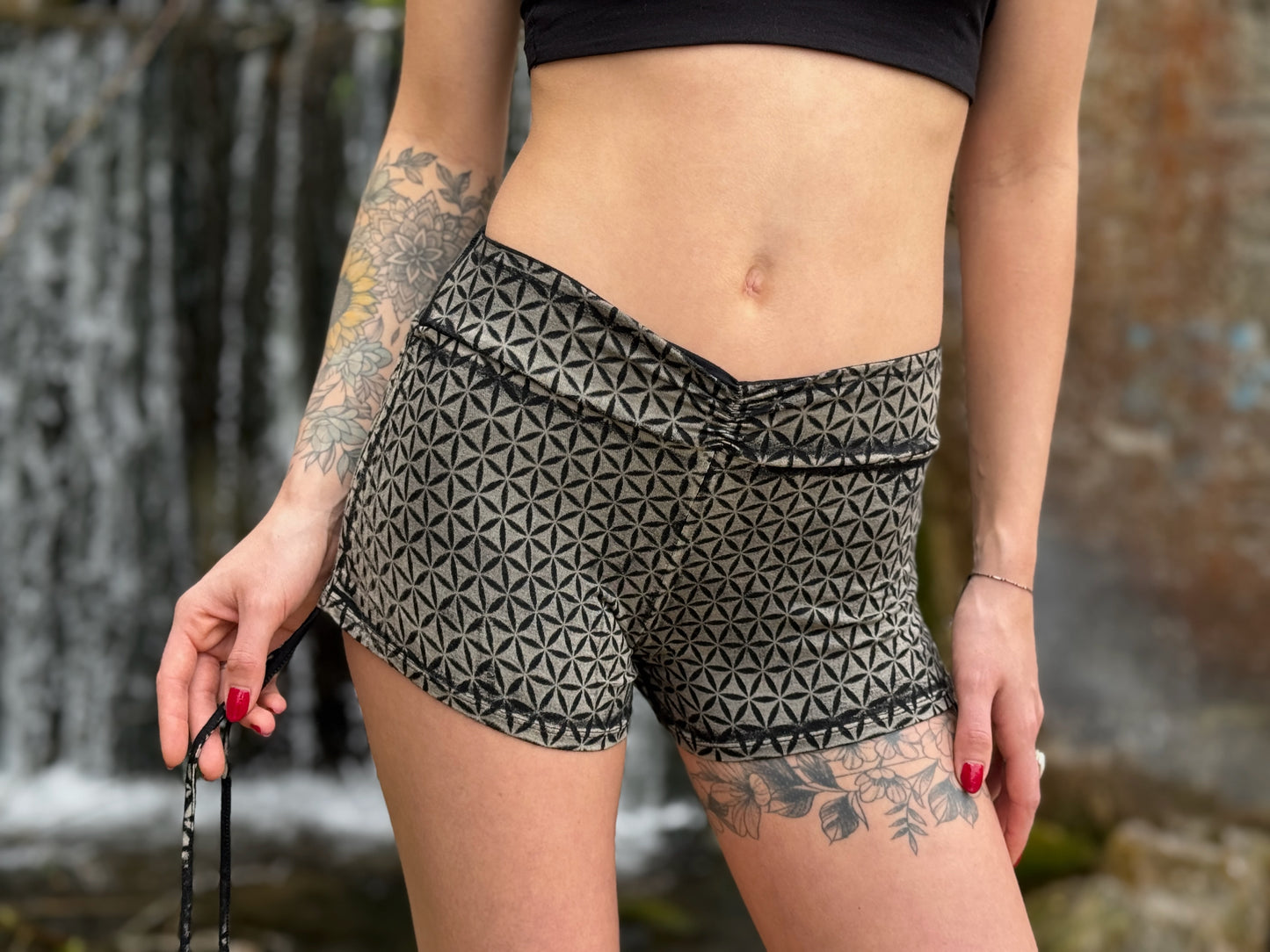 Batik Yoga Shorts mit dem Muster der Lebensblume in grau schwarz