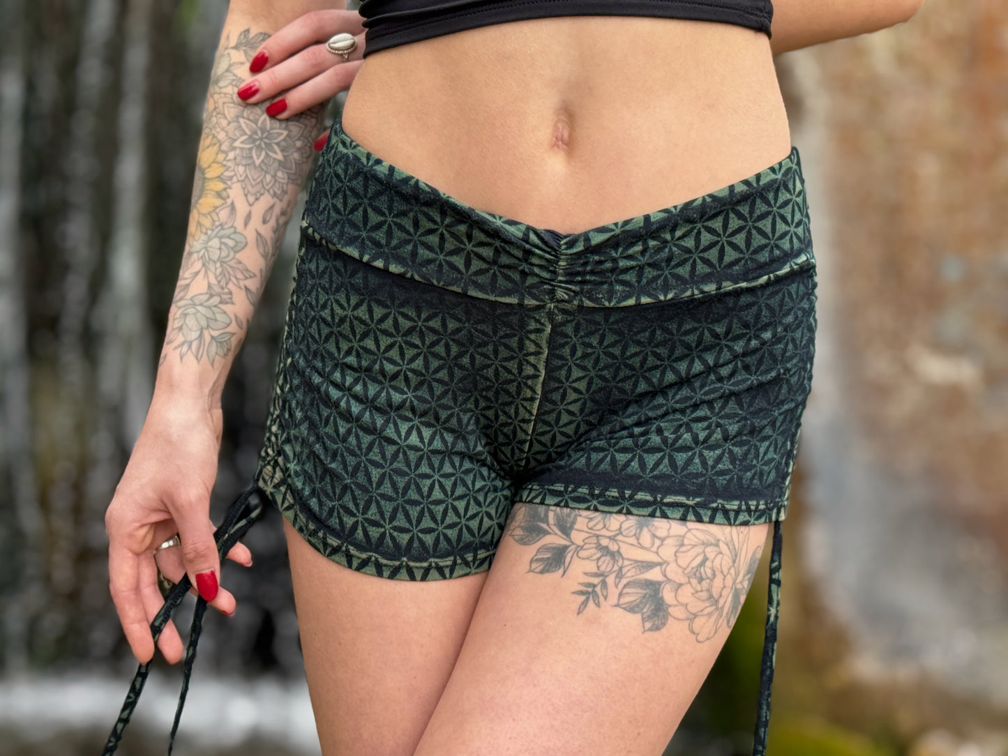 Batik Yoga Shorts mit dem Muster der Lebensblume in blau schwarz