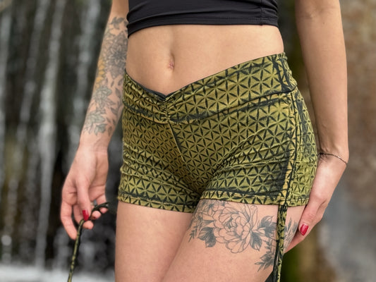 Batik Yoga Shorts mit dem Muster der Lebensblume in grün schwarz
