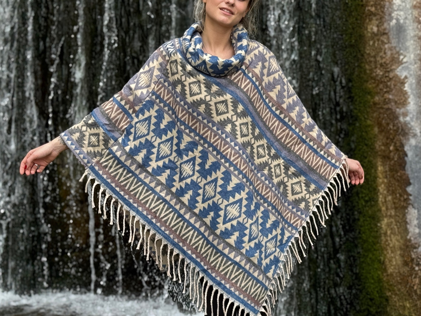 half-length, plain-colored knitted sweater with hood and thumbholes in rosé red